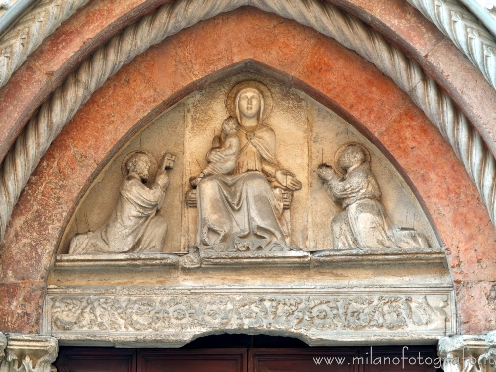 Pesaro (Pesaro e Urbino) - Lunetta del portale del Santuario della Madonna delle Grazie